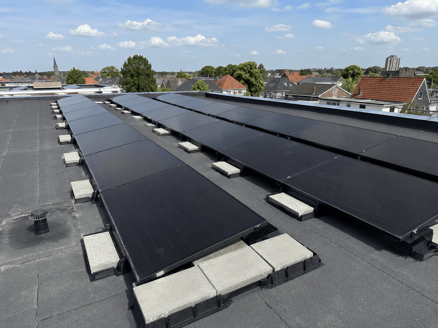 Zonnepanelen op een dak, geplaatst samen met een thuisbatterij